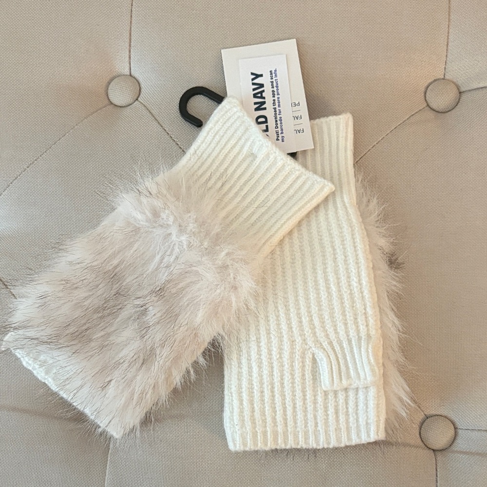 Old Navy Women’s Cream Mittens with Faux Fur